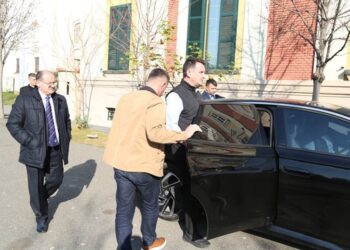 FOTO E DITËS/ Momenti kur Erion Veliaj del nga zyra dhe i dorëzohet hetimit të SPAK