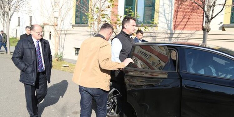 FOTO E DITËS/ Momenti kur Erion Veliaj del nga zyra dhe i dorëzohet hetimit të SPAK