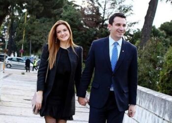 Mori “arrest shtëpie” për disa akuza, Ajola Xoxa kthehet në Tiranë