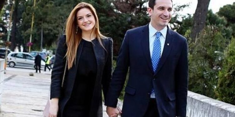 Mori “arrest shtëpie” për disa akuza, Ajola Xoxa kthehet në Tiranë