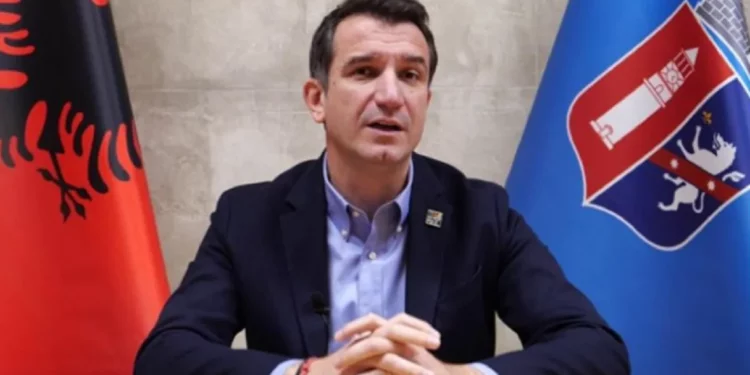 Erion Veliaj reagon pas arrestimit: Më vjen keq për motrat, vëllezërit e partisë dhe kryetarin!