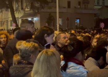 Çiljeta Xhilaga mes mbështetësve të Erion Veliajt duke pritur VENDIMIN e GJKKO-së