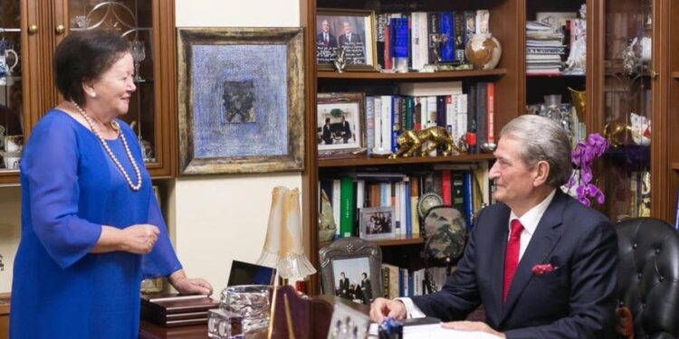 Berisha, urim bashkëshortes për Shën Valentinin