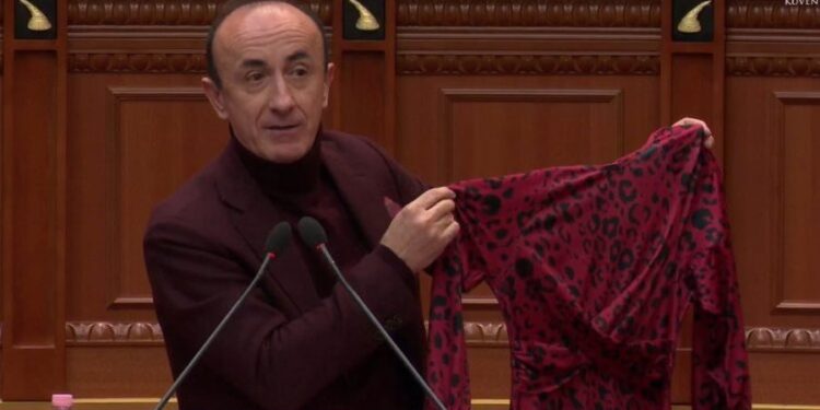 FOTO PIKANTE/ Deputeti demokrat “shkon me fustan 800 mijë euro” në Kuvend
