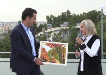 FOTO/ “Jepi lali!” Monika Lubonja merr 18 000 euro në vit nga taksat e qytetarëve të Tiranës 
