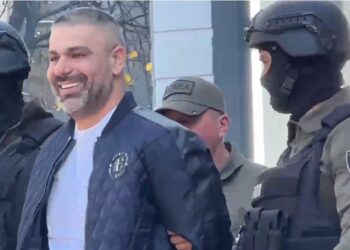 FOTOLAJM/ Safet Bajri me pranga në duar dhe i buzëqeshur! Momenti i shoqërimit nga RENEA!