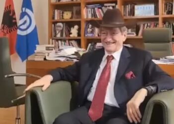 FOTO E DITËS: Një kaubojs i ri në Tiranë! Ja kush ia bëri dhuratë kapelen kryedemokratit Berisha