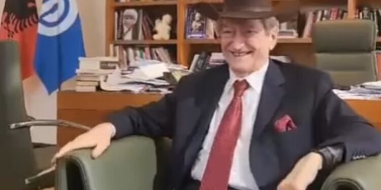 FOTO E DITËS: Një kaubojs i ri në Tiranë! Ja kush ia bëri dhuratë kapelen kryedemokratit Berisha