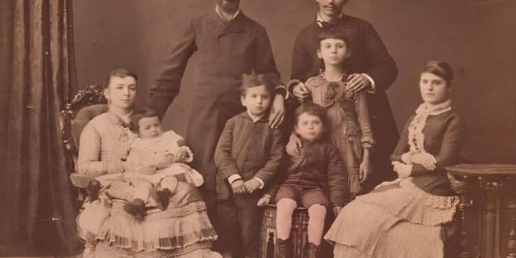 FOTO HISTORIKE/ Sami dhe Naim Frashëri me familjet e tyre, viti 1882 në Stamboll