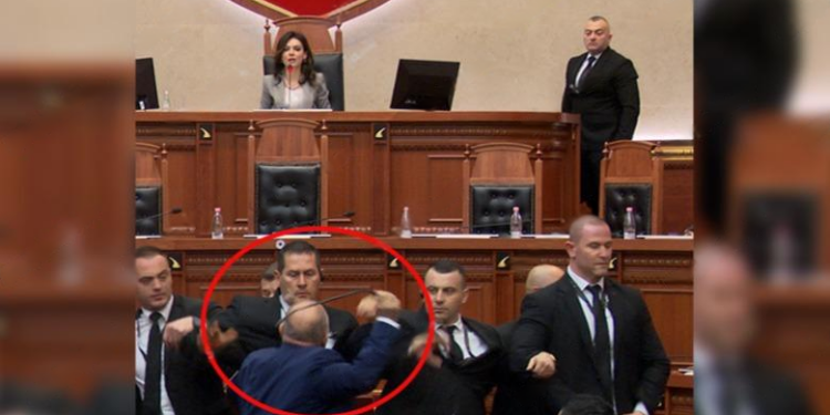 FOTO/ Kush është deputeti i PD që hoqi rripin e pantallonave për të qëlluar Ballën