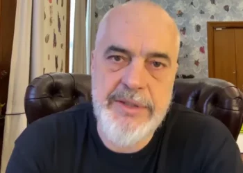 “Shqiptarët s’kanë bukë të hanë”, Rama replika me qytetarin: Ke dëgjuar njeri të vdesë për bukë?!