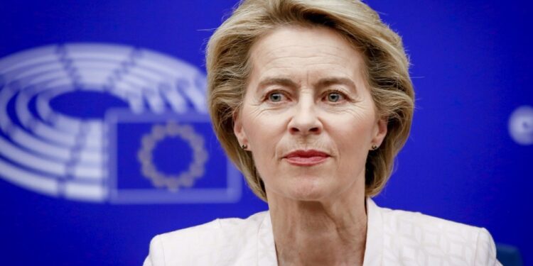 “Qëndro i fortë, trim dhe i patrembur”, shefja e BE-së del në mbështetje të Zelensky