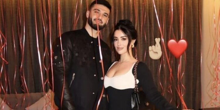 FOTO/ Kush është vajza misterioze që i ka rrëmbyer zemrën Armando Brojës? 