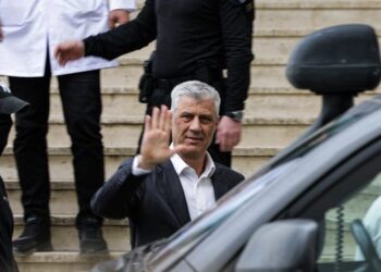 Thaçi kthehet në Prishtinë, lejohet të vizitojë babain e sëmurë, brohorima “UÇK, UÇK” pranë spitalit, Rama: Ky është burrë