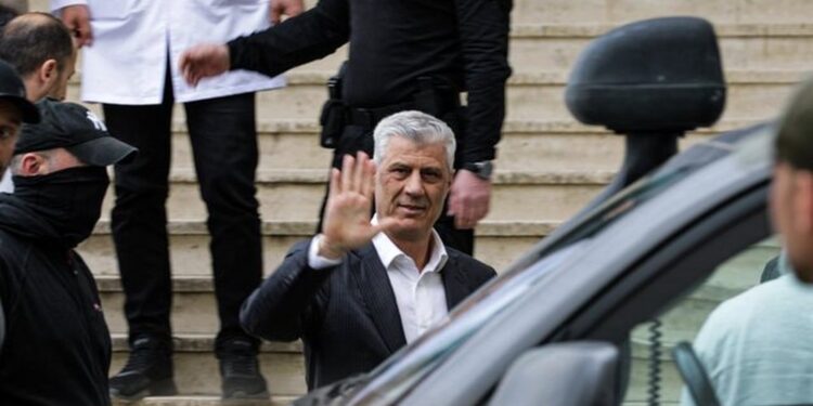 Thaçi kthehet në Prishtinë, lejohet të vizitojë babain e sëmurë, brohorima “UÇK, UÇK” pranë spitalit, Rama: Ky është burrë