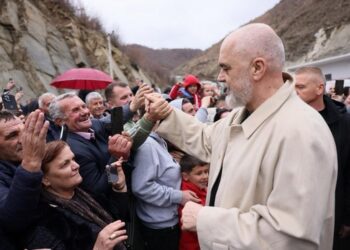 Ramën e pyesin sa i kushton palltoja! – REPLIKA me komentuesit: E kam blerë në Gjermani 20 vite më parë!