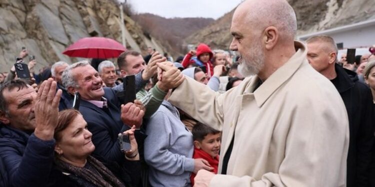 Ramën e pyesin sa i kushton palltoja! – REPLIKA me komentuesit: E kam blerë në Gjermani 20 vite më parë!