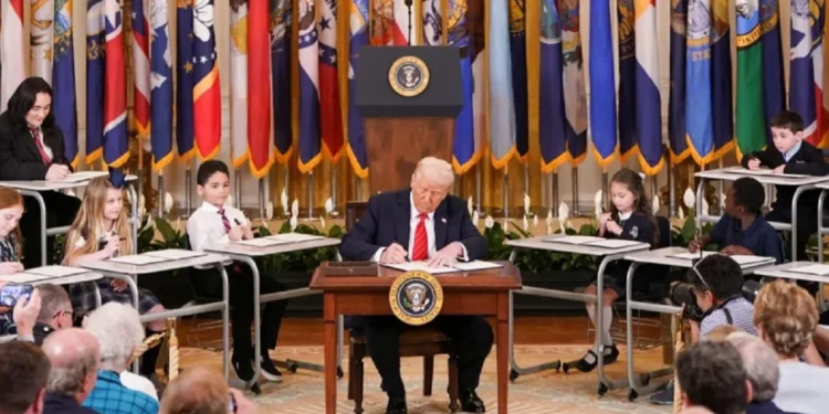 Trump nënshkruan urdhër për çmontimin e Departamentit të Arsimit