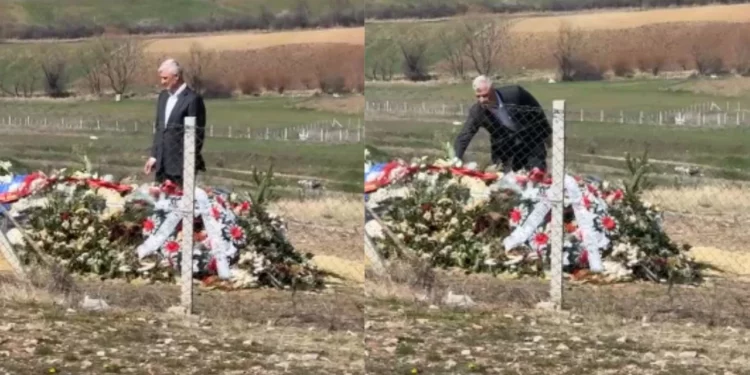 Hashim Thaçi nderon babanë! I rrethuar nga forca policie, viziton varrin e të atit