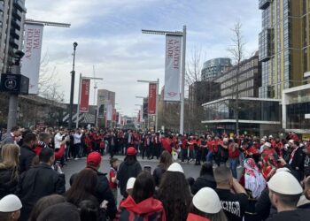 Tifozët shqiptarë ndezin Londrën, atmosferë elektrizuese para ndeshjes. Çfarë pritet në fushë?