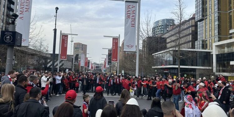 Tifozët shqiptarë ndezin Londrën, atmosferë elektrizuese para ndeshjes. Çfarë pritet në fushë?