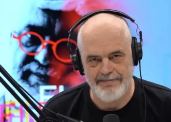 Rama emigrantëve në Angli: Kthehuni, atje s’pini dot kafe si këtu