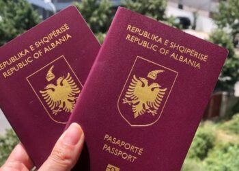 Rreth 900 shqiptarë hoqën dorë nga pasaporta në një vit