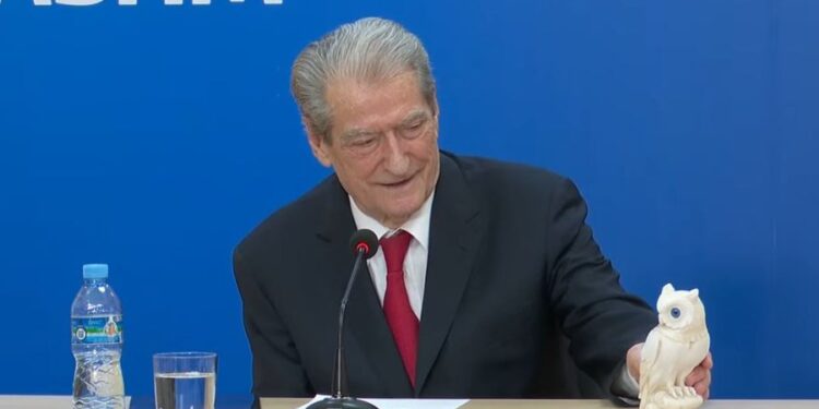 “Simboli i Athinasë, perëndeshës së mençurisë”, Berisha “shkon në konferencë me BUFIN”: Rama do të mërzitet kur ta marrë vesh se…