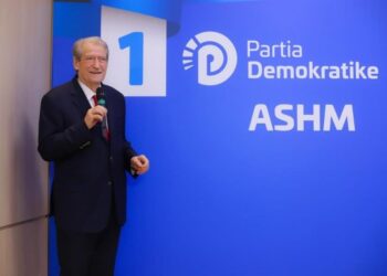 Berisha zbulon banerin e PD për zgjedhjet/ “Kush voton PD është 1-sh”