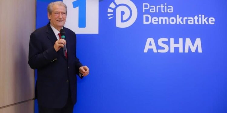 Berisha zbulon banerin e PD për zgjedhjet/ “Kush voton PD është 1-sh”