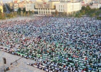 Sot Fiter Bajrami, besimtarët myslimanë falen në sheshin “Skënderbej”