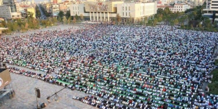 Sot Fiter Bajrami, besimtarët myslimanë falen në sheshin “Skënderbej”