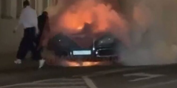 Atentat ndaj presidentit? Shpërthen në flakë limuzina e Putinit