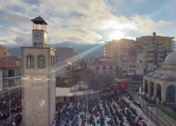 FOTO/ Qindra besimtarë myslimanë falen në xhaminë historike të Korçës