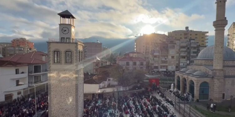 FOTO/ Qindra besimtarë myslimanë falen në xhaminë historike të Korçës