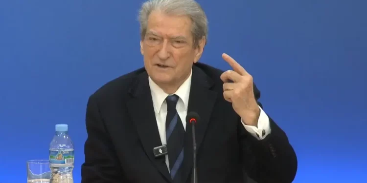 Berisha: Mazhoranca i hapi dyert kontrabandës!