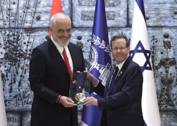 Rama nderohet me Medaljen Presidenciale të Nderit nga Presidenti i Izraelit/ Herzog: Gjatë Holokaustit, populli shqiptar simbol i kurajos