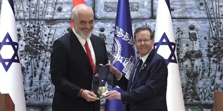 Rama nderohet me Medaljen Presidenciale të Nderit nga Presidenti i Izraelit/ Herzog: Gjatë Holokaustit, populli shqiptar simbol i kurajos