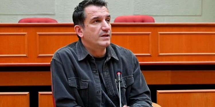 Erion Veliaj regjistrohet si banor i bashkisë së Durrësit për zgjedhjet e 11 majit