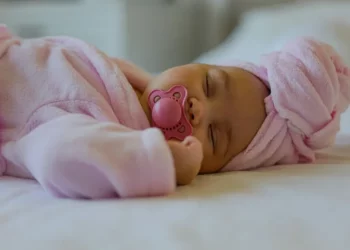 Ndalohet lindja e fëmijëve nga një nënë “surrogate” për çiftet e së njëjtës gjini në Greqi