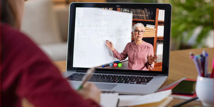 20% e të rinjve shqiptarë përdorin internetin për mësim online