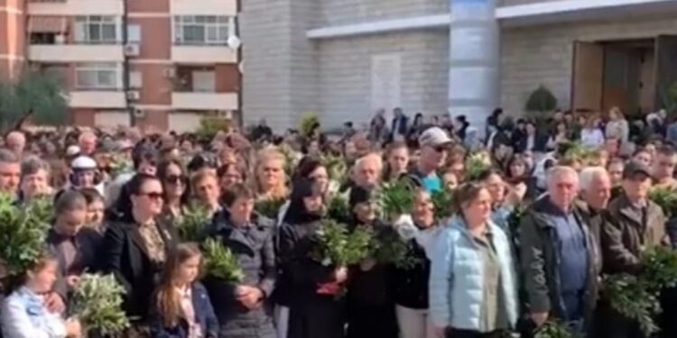 FOTO E DITËS: Katolikët kremtojnë sot të “Dielën e Larit”, e diela para Pashkëve