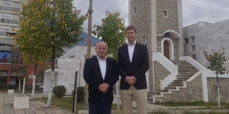 Kryelegalisti Shpetim Axhami me Princ LEKËN përkujtojnë 26- vjetorin e spastrimit etnik të shqiptarëve të Kosovës nga trojet e tyre