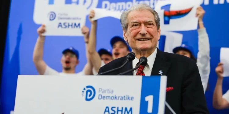 “Kombi shqiptar i ka sytë te Tirana”/ Takim me demokratët e njësisë 5, Berisha prezanton kandidatët: Të shkolluar jashtë, u kthyen për…