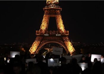 Kulla Eiffel ndriçohet me fjalën “paqe” në solidaritet me luftën në Gaza