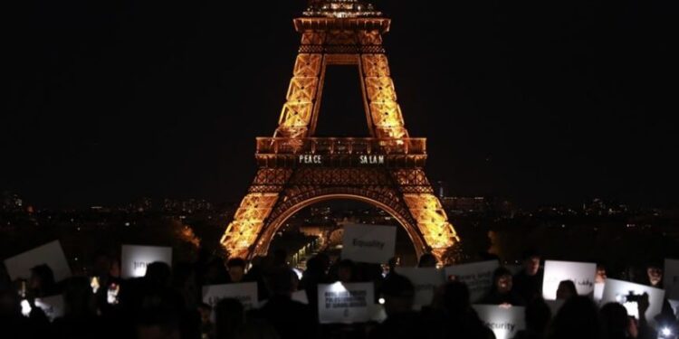 Kulla Eiffel ndriçohet me fjalën “paqe” në solidaritet me luftën në Gaza