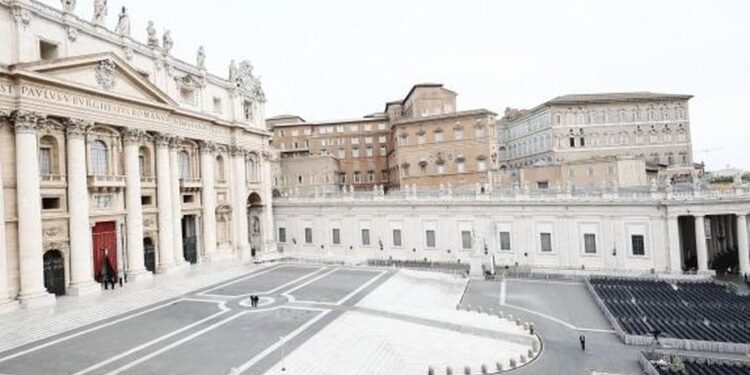 Besimtarët nga e gjithë bota mblidhen sot në Vatikan për të bërë homazhe ndaj Papa Françeskut