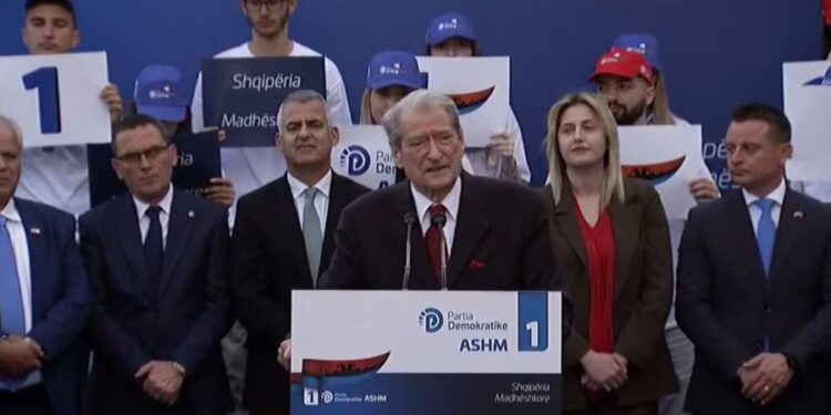 Berisha shpalos planin për arsimin nga Saranda: Do të hiqet mesatarja, 200 euro bursë që të gjithë të rinjtë të shkollohen