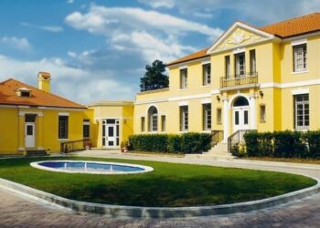 Ambasada e SHBA-së: Do të përdorim sistem të ri takimesh për viza