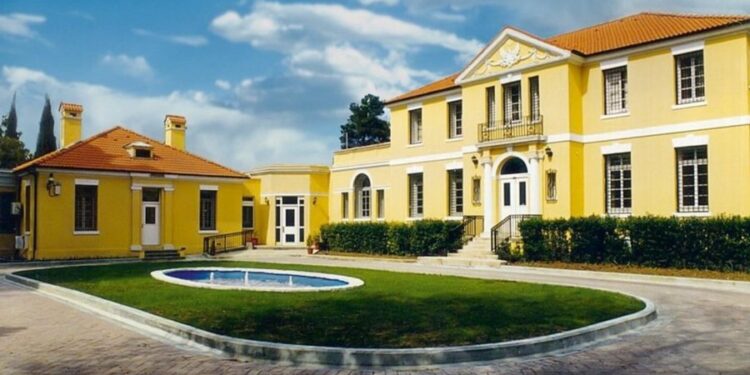 Ambasada e SHBA-së: Do të përdorim sistem të ri takimesh për viza